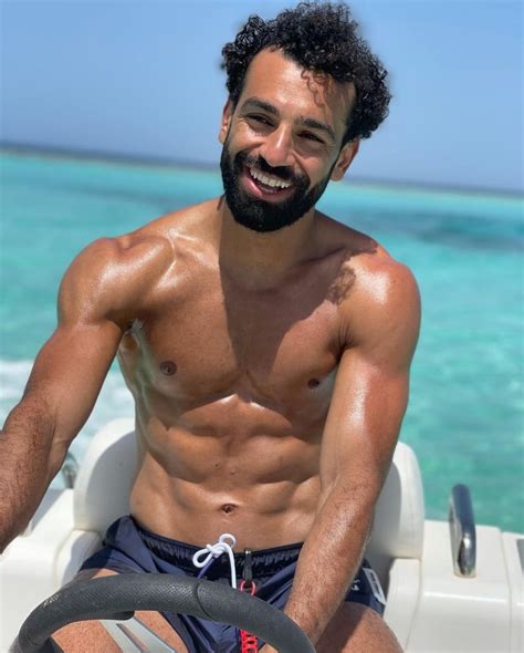 فورمة الصيف محمد صلاح يستعرض عضلاته على أحد الشواطئ المصرية اليوم