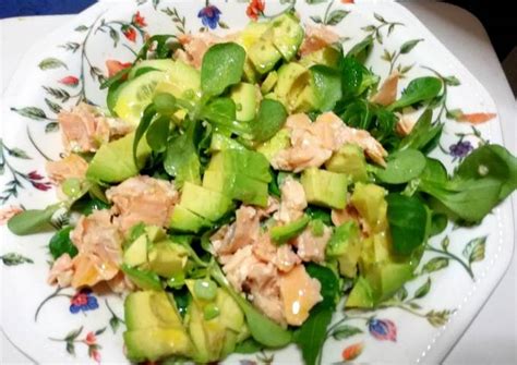 Ensalada de rúcula y canónigos con salmón y aguacate Receta de Ana