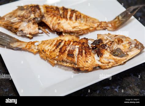 Pescado Peroá limpio y sazonado Balistes capriscus Pescado típico de