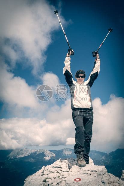 女登山者站在山顶庆祝她成功的升华高清图片下载 正版图片507149438 摄图网