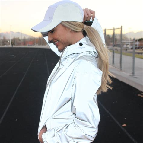 WOMEN'S FULLY REFLECTIVE LIGHTWEIGHT RUNNING JACKET – PYR Reflective™