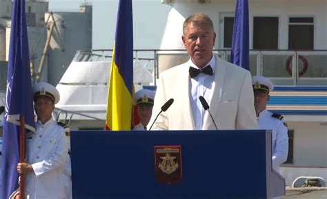 Pre Edintele Klaus Iohannis La Ceremonia De Ziua Marinei I Salut Cu