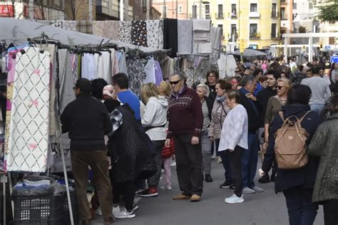 Fotos de la vuelta del mercadillo de Huesca al paseo Ramón y Cajal