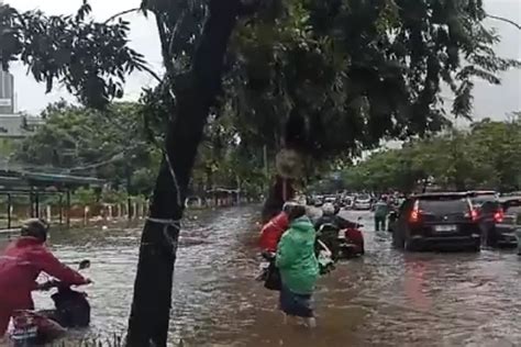 Ruas Jalan Wilayah Jakarta Terendam Banjir Usai Diguyur Hujan Deras