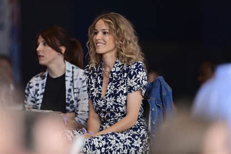 Elodie Fontan En Robe Printanière Marie Drucker Et Mika Assistent Au Paris Eiffel Jumping Le