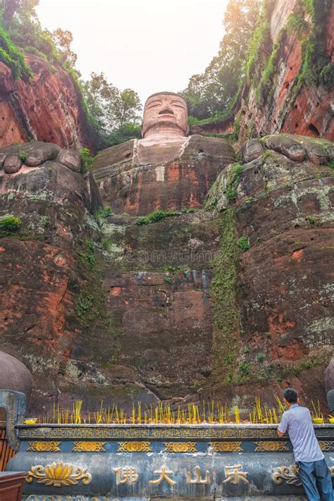 La Gigantesca Leshan Buddha Y Las Velas Conmemorativas Imagen De