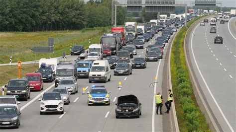 Unfall auf der A7 bei Neumünster Stau und zwei Verletzte SHZ