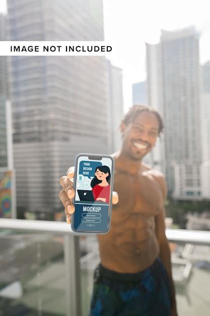 Hombre Mostrando Tel Fono Inteligente Al Aire Libre Con Maqueta De