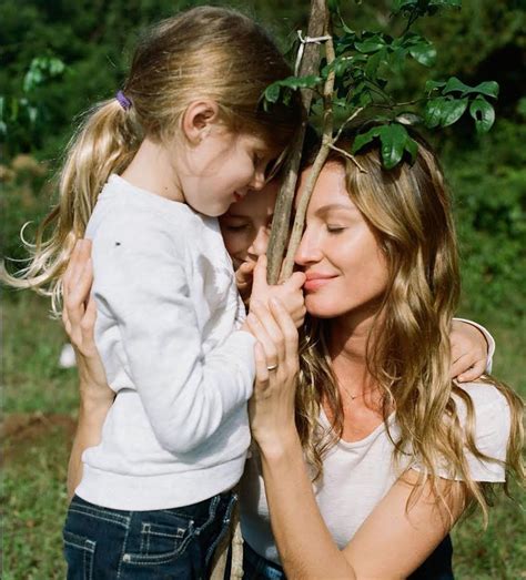 Gisele B Ndchen Abre Lbum De Fam Lia Para Celebrar Dia Da Terra Quem