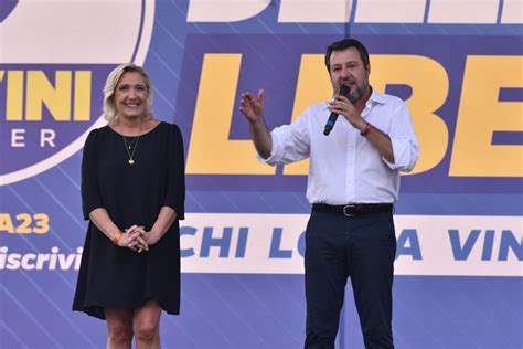 Le Pen Sul Palco Con Salvini A Pontida Il Leader Della Lega Un