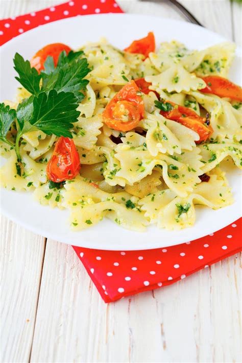 Pasta Di Farfalle Con Il Pesto Ed Il Pomodoro Immagine Stock Immagine