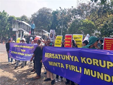 Puluhan Massa Gelar Aksi Serukan Lawan Kriminalisasi KPK