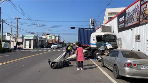 竹南貨櫃車失控撞民宅！車頭撞爛 7汽機車慘被波及 社會 中時