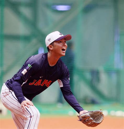 【侍ジャパン】今秋ドラフトの目玉候補、明大・宗山塁も初練習 西武源田壮亮とノック受ける プロ野球写真ニュース 日刊スポーツ