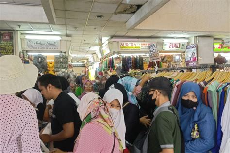 Pasar Tanah Abang Dipadati Pengunjung Berburu Pakaian Lebaran Sejak