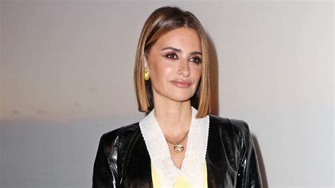 Penelope Cruz da Chanel rivoluziona il look il caschetto liscio è la