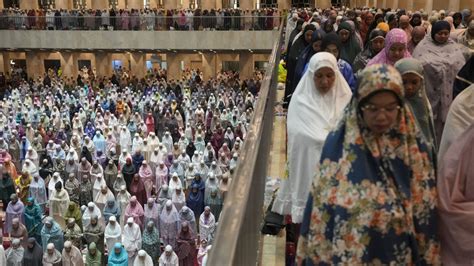 Shalat Terawih Pertama Ramadan H Di Masjid Istiqlal Vlix Id