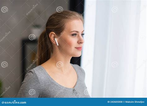 Junges Teenager Steht Vor Dem Fenster Und Sieht Es An Blonde Frau Zu Hause Stockfoto Bild