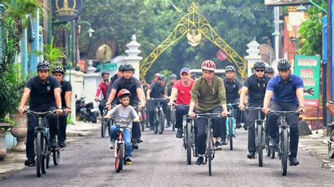 Momen Presiden Jokowi Bersepeda Dengan Jan Ethes Di Jogja Vlix Id