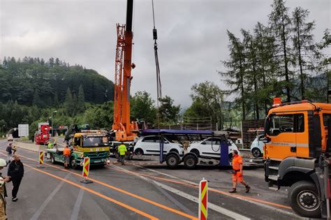 Mehrstündige Bergeaktion nach schwerem Lkw Unfall im Baustellenbreich