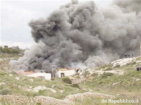 Lampedusa Rivolta Nel Centro Di Accoglienza Violenti Scontri Tra I