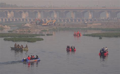 Strage In India Oltre 140 Morti Dopo Il Crollo Del Ponte Nel Gujarat