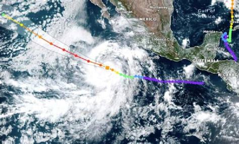 Jova se intensifica a huracán categoría 4 deja fuertes lluvias en el