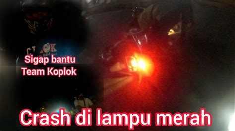 TERJADI CRASH DI LAMPU MERAH TEAM KOPLOK SIGAP BANTU Aa Kasyep Mv