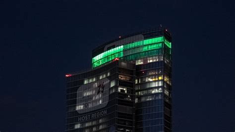 Perché alcuni palazzi di Milano si illumineranno di verde