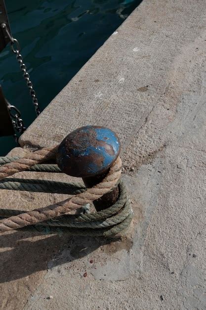 Bolardo En Puerto Con Amarre De Barco Foto Premium