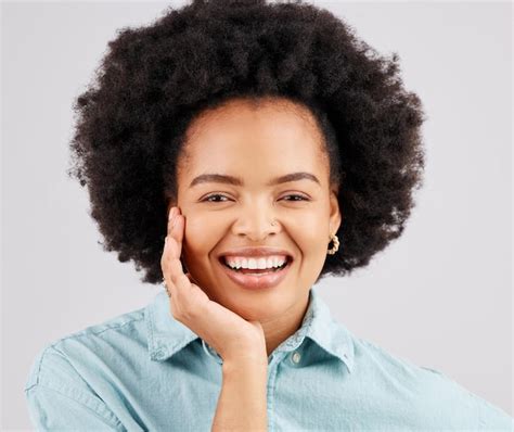 Cara Feliz Y Retrato De Mujer Negra En Estudio Con Sonrisa Confianza Y