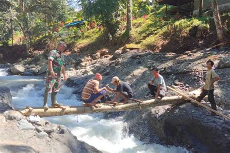 Warga Palungan Batu Buat Jembatan Darurat Balipost