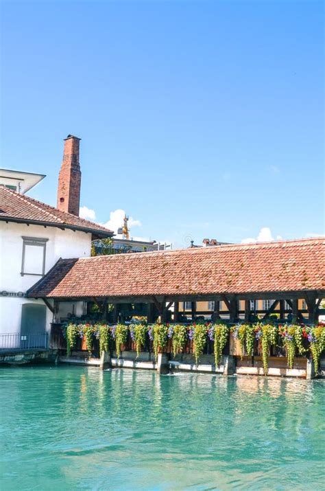 Alte Holzbrücke über Den Türkisblauen Aare in Der Historischen Stadt