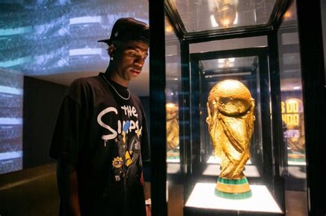 No Aniversário Vini Jr Posta Com Foto Com Taça Da Copa Nosso Maior