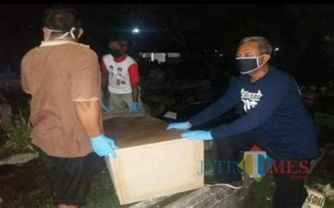 Kisah Relawan Bank Sampah Di Tulungagung Yang Rela Jadi Penggali Kubur