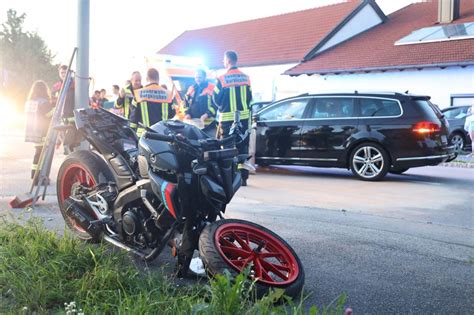 Fotos Schwerer Motorrad Unfall Auf B20 In Burgkirchen Am Freitagabend