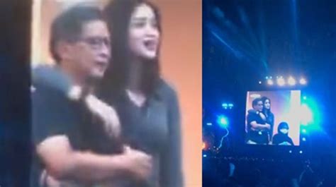 Rocky Gerung Dirangkul Cewek Saat Nonton Konser Dewa Mirip Dewi