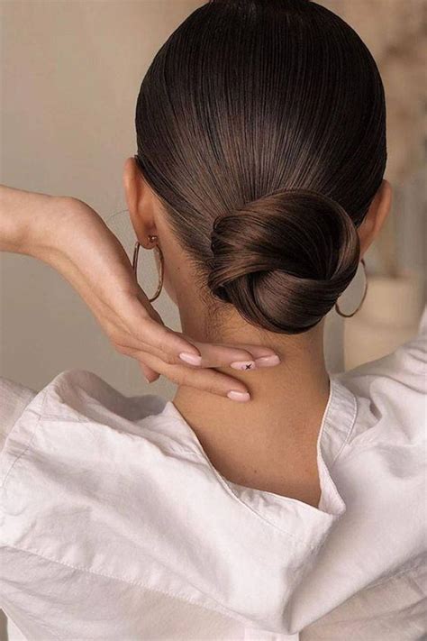 Low Bun Hairstyle Simple Guide For Low Bun Hairstyle On Yourself