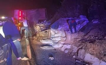 Se vuelca un tráiler cargado de frijol en la carretera libre Mazatlán