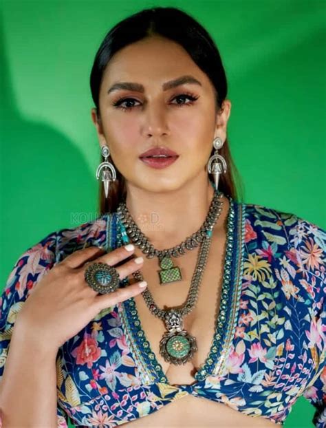 Huma Qureshi Showing Cleavage In A Flowery Top Photo