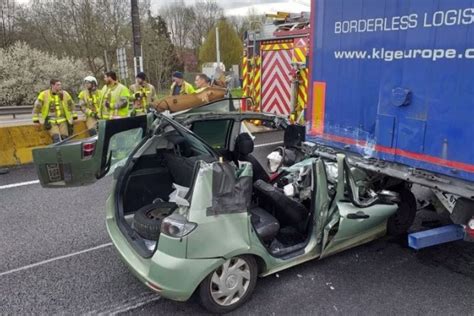 Une Voiture Sencastre Sous Un Camion Sur La N Messancy Un Mort