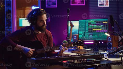 compositor músico jogando guitarra e eletrônico piano teclado dentro