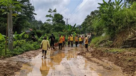 Kirim Karung Dan Pipa Uptd Pu Tangani Irigasi Jebol Di Kalibunder