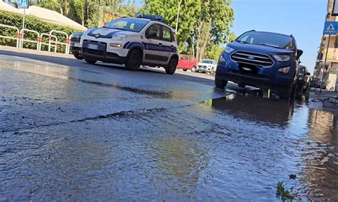 Roma Si Rompe Una Conduttura Dell Acqua Chiusa Via Conca D Oro Foto