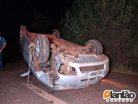 Motorista Capota Carro Ap S Colidir Em Barranco E Abandona Ve Culo No