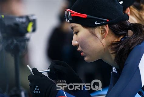 포토q 빙속 세계스프린트선수권 영상 보는 박승희 뚫어져라~ 스포츠q큐