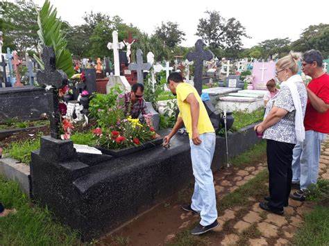 Familias Acuden A Cementerios En Conmemoraci N Del D A De La Madre Vos Tv