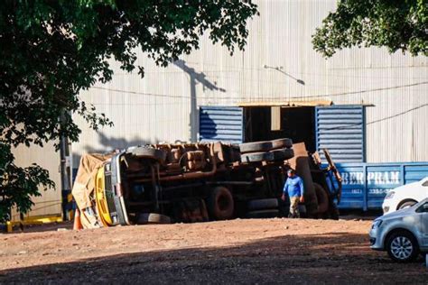 Caminh O Carregado Material Recicl Vel Tomba Em Empresa No Nova