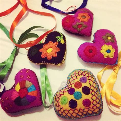 Bordando Mandalas Y Corazones En 2020 D24 Felt Hearts Crafts Hand