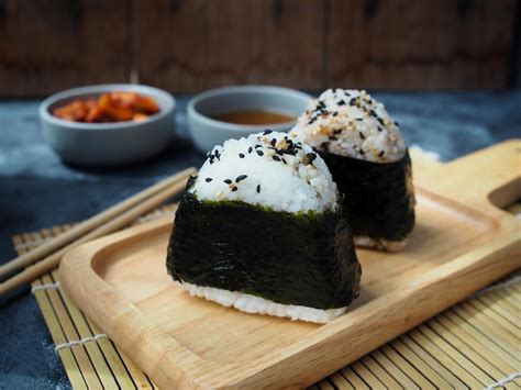 Onigiri Comida Tradicional Japonesa Arroz Cozido No Vapor Em Forma De